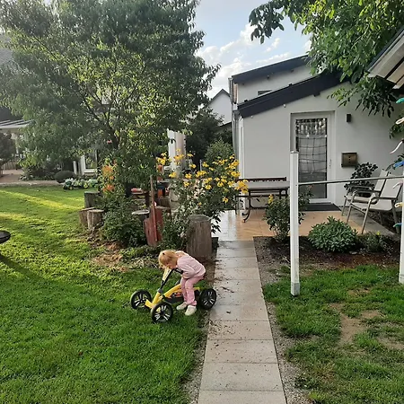 Im Spiel- Und Obstgarten