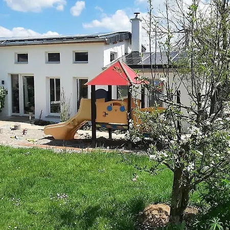 Im Spiel- Und Obstgarten * Keidelheim