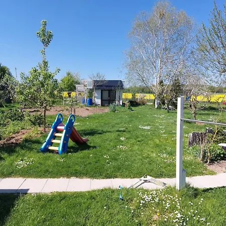 Im Spiel- Und Obstgarten *