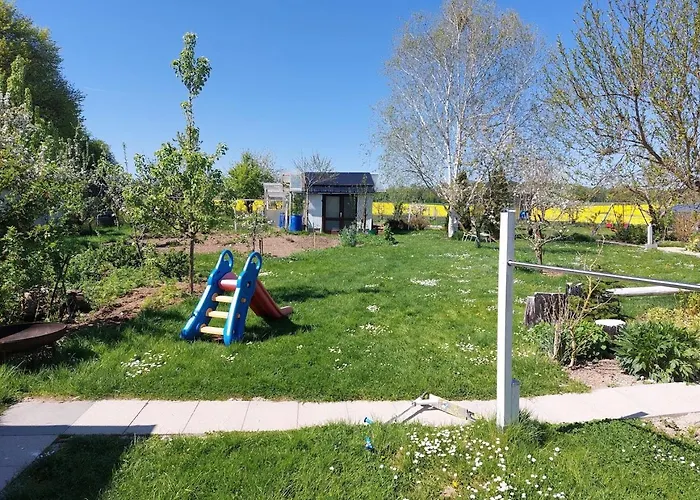 Im Spiel- Und Obstgarten *